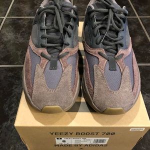Adidas Yeezy 700 Mauve